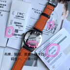 硬貨首發，市集獨家！ IW327002，316L精鋼材質，非凡工藝，讓小廠知難而退！萬國飛行員馬克十八傳承腕錶，採用原廠瑞士ETA王牌機芯W-300，40mm表徑，全數字刻度超強夜光，雙面防反光凸狀藍寶石玻璃鏡。獨家通路進口義大利SANTONI牛皮，一條牛皮成本相當於市場一般牛皮的幾倍，在許多細節的把控上都已達到業界頂級，且多項可為標桿，整表細節一絲不苟。 原廠W餘，一般人均可輕鬆駕馭，此款萬國飛行員腕錶視為萬國經典款型，任何場景著裝均適合佩戴，可謂百搭神器。全套包裝出貨