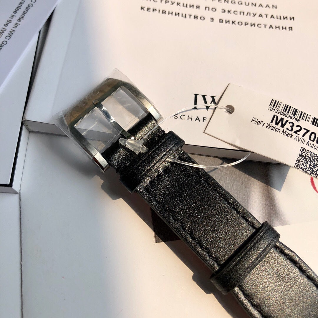 硬貨首發，市集獨家！ IW327002，316L精鋼材質，非凡工藝，讓小廠知難而退！萬國飛行員馬克十八傳承腕錶，採用原廠瑞士ETA王牌機芯W-300，40mm表徑，全數字刻度超強夜光，雙面防反光凸狀藍寶石玻璃鏡。獨家通路進口義大利SANTONI牛皮，一條牛皮成本相當於市場一般牛皮的幾倍，在許多細節的把控上都已達到業界頂級，且多項可為標桿，整表細節一絲不苟。 原廠W餘，一般人均可輕鬆駕馭，此款萬國飛行員腕錶視為萬國經典款型，任何場景著裝均適合佩戴，可謂百搭神器。全套包裝出貨