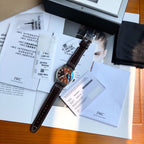 硬貨首發，市集獨家！ IW327003，316L精鋼材質，非凡工藝，讓小廠知難而退！萬國飛行員馬克十八傳承腕錶，採用原廠瑞士ETA王牌機芯w-300,40mm表徑，全數字刻度超強夜光，雙面防反光凸狀藍寶石玻璃鏡。獨家通路進口義大利SANTONI牛皮，一條牛皮成本相當於市場一般牛皮的幾倍，在許多細節的把控上都已達到業界頂級，且多項可為標桿，整表細節一絲不苟。 原廠W餘，一般人均可輕鬆駕馭，此款萬國飛行員腕錶視為萬國經典款型，任何場景著裝均適合佩戴，可謂百搭神器。全套包裝出貨