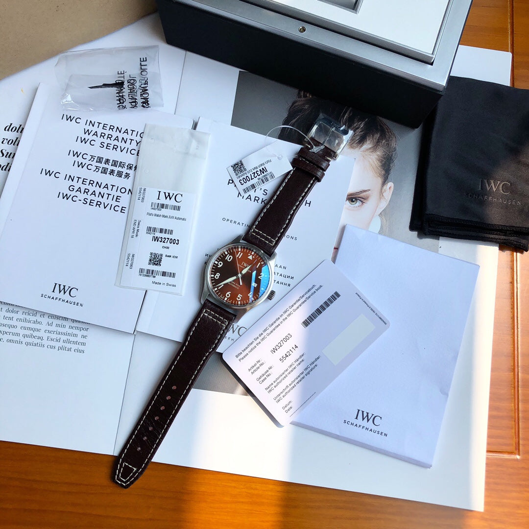硬貨首發，市集獨家！ IW327003，316L精鋼材質，非凡工藝，讓小廠知難而退！萬國飛行員馬克十八傳承腕錶，採用原廠瑞士ETA王牌機芯w-300,40mm表徑，全數字刻度超強夜光，雙面防反光凸狀藍寶石玻璃鏡。獨家通路進口義大利SANTONI牛皮，一條牛皮成本相當於市場一般牛皮的幾倍，在許多細節的把控上都已達到業界頂級，且多項可為標桿，整表細節一絲不苟。 原廠W餘，一般人均可輕鬆駕馭，此款萬國飛行員腕錶視為萬國經典款型，任何場景著裝均適合佩戴，可謂百搭神器。全套包裝出貨