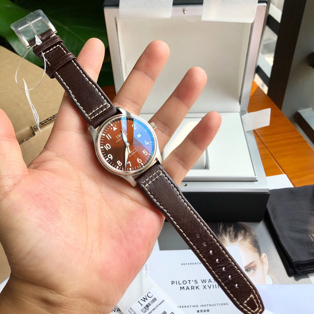硬貨首發，市集獨家！ IW327003，316L精鋼材質，非凡工藝，讓小廠知難而退！萬國飛行員馬克十八傳承腕錶，採用原廠瑞士ETA王牌機芯w-300,40mm表徑，全數字刻度超強夜光，雙面防反光凸狀藍寶石玻璃鏡。獨家通路進口義大利SANTONI牛皮，一條牛皮成本相當於市場一般牛皮的幾倍，在許多細節的把控上都已達到業界頂級，且多項可為標桿，整表細節一絲不苟。 原廠W餘，一般人均可輕鬆駕馭，此款萬國飛行員腕錶視為萬國經典款型，任何場景著裝均適合佩戴，可謂百搭神器。全套包裝出貨