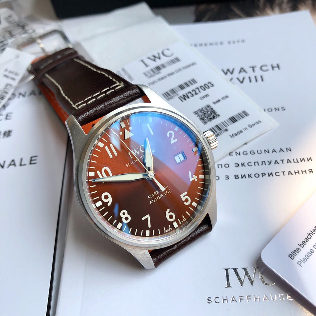 硬貨首發，市集獨家！ IW327003，316L精鋼材質，非凡工藝，讓小廠知難而退！萬國飛行員馬克十八傳承腕錶，採用原廠瑞士ETA王牌機芯w-300,40mm表徑，全數字刻度超強夜光，雙面防反光凸狀藍寶石玻璃鏡。獨家通路進口義大利SANTONI牛皮，一條牛皮成本相當於市場一般牛皮的幾倍，在許多細節的把控上都已達到業界頂級，且多項可為標桿，整表細節一絲不苟。 原廠W餘，一般人均可輕鬆駕馭，此款萬國飛行員腕錶視為萬國經典款型，任何場景著裝均適合佩戴，可謂百搭神器。全套包裝出貨