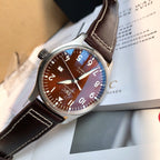 硬貨首發，市集獨家！ IW327003，316L精鋼材質，非凡工藝，讓小廠知難而退！萬國飛行員馬克十八傳承腕錶，採用原廠瑞士ETA王牌機芯w-300,40mm表徑，全數字刻度超強夜光，雙面防反光凸狀藍寶石玻璃鏡。獨家通路進口義大利SANTONI牛皮，一條牛皮成本相當於市場一般牛皮的幾倍，在許多細節的把控上都已達到業界頂級，且多項可為標桿，整表細節一絲不苟。 原廠W餘，一般人均可輕鬆駕馭，此款萬國飛行員腕錶視為萬國經典款型，任何場景著裝均適合佩戴，可謂百搭神器。全套包裝出貨