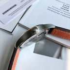 硬貨首發，市集獨家！ IW327003，316L精鋼材質，非凡工藝，讓小廠知難而退！萬國飛行員馬克十八傳承腕錶，採用原廠瑞士ETA王牌機芯w-300,40mm表徑，全數字刻度超強夜光，雙面防反光凸狀藍寶石玻璃鏡。獨家通路進口義大利SANTONI牛皮，一條牛皮成本相當於市場一般牛皮的幾倍，在許多細節的把控上都已達到業界頂級，且多項可為標桿，整表細節一絲不苟。 原廠W餘，一般人均可輕鬆駕馭，此款萬國飛行員腕錶視為萬國經典款型，任何場景著裝均適合佩戴，可謂百搭神器。全套包裝出貨