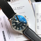 硬貨首發，市集獨家！ IW327001，316L精鋼材質，非凡工藝，讓小廠知難而退！萬國飛行員馬克十八傳承腕錶，採用原廠瑞士ETA王牌機芯w-300,40mm表徑，全數字刻度超強夜光，雙面防反光凸狀藍寶石玻璃鏡。獨家通路進口義大利SANTONI牛皮，一條牛皮成本相當於市場一般牛皮的幾倍，在許多細節的把控上都已達到業界頂級，且多項可為標桿，整表細節一絲不苟。 原廠W餘，一般人均可輕鬆駕馭，此款萬國飛行員腕錶視為萬國經典款型，任何場景著裝均適合佩戴，可謂百搭神器。全套包裝出貨