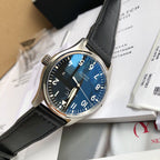 硬貨首發，市集獨家！ IW327001，316L精鋼材質，非凡工藝，讓小廠知難而退！萬國飛行員馬克十八傳承腕錶，採用原廠瑞士ETA王牌機芯w-300,40mm表徑，全數字刻度超強夜光，雙面防反光凸狀藍寶石玻璃鏡。獨家通路進口義大利SANTONI牛皮，一條牛皮成本相當於市場一般牛皮的幾倍，在許多細節的把控上都已達到業界頂級，且多項可為標桿，整表細節一絲不苟。 原廠W餘，一般人均可輕鬆駕馭，此款萬國飛行員腕錶視為萬國經典款型，任何場景著裝均適合佩戴，可謂百搭神器。全套包裝出貨