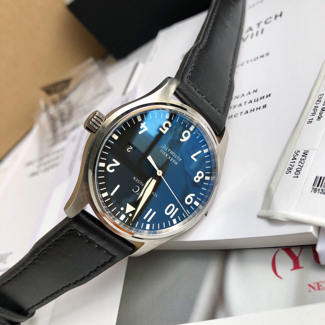 硬貨首發，市集獨家！ IW327001，316L精鋼材質，非凡工藝，讓小廠知難而退！萬國飛行員馬克十八傳承腕錶，採用原廠瑞士ETA王牌機芯w-300,40mm表徑，全數字刻度超強夜光，雙面防反光凸狀藍寶石玻璃鏡。獨家通路進口義大利SANTONI牛皮，一條牛皮成本相當於市場一般牛皮的幾倍，在許多細節的把控上都已達到業界頂級，且多項可為標桿，整表細節一絲不苟。 原廠W餘，一般人均可輕鬆駕馭，此款萬國飛行員腕錶視為萬國經典款型，任何場景著裝均適合佩戴，可謂百搭神器。全套包裝出貨