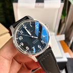 硬貨首發，市集獨家！ IW327001，316L精鋼材質，非凡工藝，讓小廠知難而退！萬國飛行員馬克十八傳承腕錶，採用原廠瑞士ETA王牌機芯w-300,40mm表徑，全數字刻度超強夜光，雙面防反光凸狀藍寶石玻璃鏡。獨家通路進口義大利SANTONI牛皮，一條牛皮成本相當於市場一般牛皮的幾倍，在許多細節的把控上都已達到業界頂級，且多項可為標桿，整表細節一絲不苟。 原廠W餘，一般人均可輕鬆駕馭，此款萬國飛行員腕錶視為萬國經典款型，任何場景著裝均適合佩戴，可謂百搭神器。全套包裝出貨