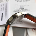 硬貨首發，市集獨家！ IW327001，316L精鋼材質，非凡工藝，讓小廠知難而退！萬國飛行員馬克十八傳承腕錶，採用原廠瑞士ETA王牌機芯w-300,40mm表徑，全數字刻度超強夜光，雙面防反光凸狀藍寶石玻璃鏡。獨家通路進口義大利SANTONI牛皮，一條牛皮成本相當於市場一般牛皮的幾倍，在許多細節的把控上都已達到業界頂級，且多項可為標桿，整表細節一絲不苟。 原廠W餘，一般人均可輕鬆駕馭，此款萬國飛行員腕錶視為萬國經典款型，任何場景著裝均適合佩戴，可謂百搭神器。全套包裝出貨