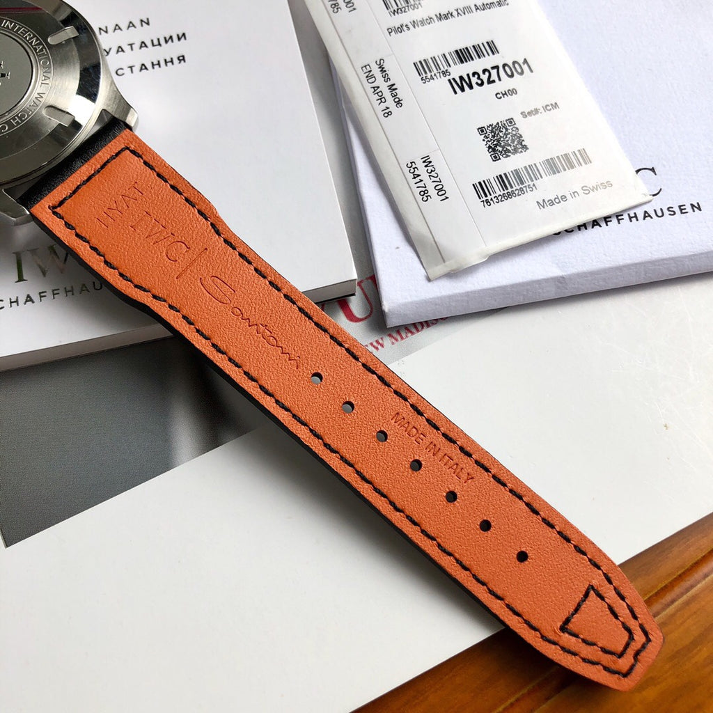 硬貨首發，市集獨家！ IW327001，316L精鋼材質，非凡工藝，讓小廠知難而退！萬國飛行員馬克十八傳承腕錶，採用原廠瑞士ETA王牌機芯w-300,40mm表徑，全數字刻度超強夜光，雙面防反光凸狀藍寶石玻璃鏡。獨家通路進口義大利SANTONI牛皮，一條牛皮成本相當於市場一般牛皮的幾倍，在許多細節的把控上都已達到業界頂級，且多項可為標桿，整表細節一絲不苟。 原廠W餘，一般人均可輕鬆駕馭，此款萬國飛行員腕錶視為萬國經典款型，任何場景著裝均適合佩戴，可謂百搭神器。全套包裝出貨