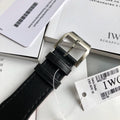 硬貨首發，市集獨家！ IW327001，316L精鋼材質，非凡工藝，讓小廠知難而退！萬國飛行員馬克十八傳承腕錶，採用原廠瑞士ETA王牌機芯w-300,40mm表徑，全數字刻度超強夜光，雙面防反光凸狀藍寶石玻璃鏡。獨家通路進口義大利SANTONI牛皮，一條牛皮成本相當於市場一般牛皮的幾倍，在許多細節的把控上都已達到業界頂級，且多項可為標桿，整表細節一絲不苟。 原廠W餘，一般人均可輕鬆駕馭，此款萬國飛行員腕錶視為萬國經典款型，任何場景著裝均適合佩戴，可謂百搭神器。全套包裝出貨