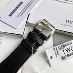 硬貨首發，市集獨家！ IW327001，316L精鋼材質，非凡工藝，讓小廠知難而退！萬國飛行員馬克十八傳承腕錶，採用原廠瑞士ETA王牌機芯w-300,40mm表徑，全數字刻度超強夜光，雙面防反光凸狀藍寶石玻璃鏡。獨家通路進口義大利SANTONI牛皮，一條牛皮成本相當於市場一般牛皮的幾倍，在許多細節的把控上都已達到業界頂級，且多項可為標桿，整表細節一絲不苟。 原廠W餘，一般人均可輕鬆駕馭，此款萬國飛行員腕錶視為萬國經典款型，任何場景著裝均適合佩戴，可謂百搭神器。全套包裝出貨