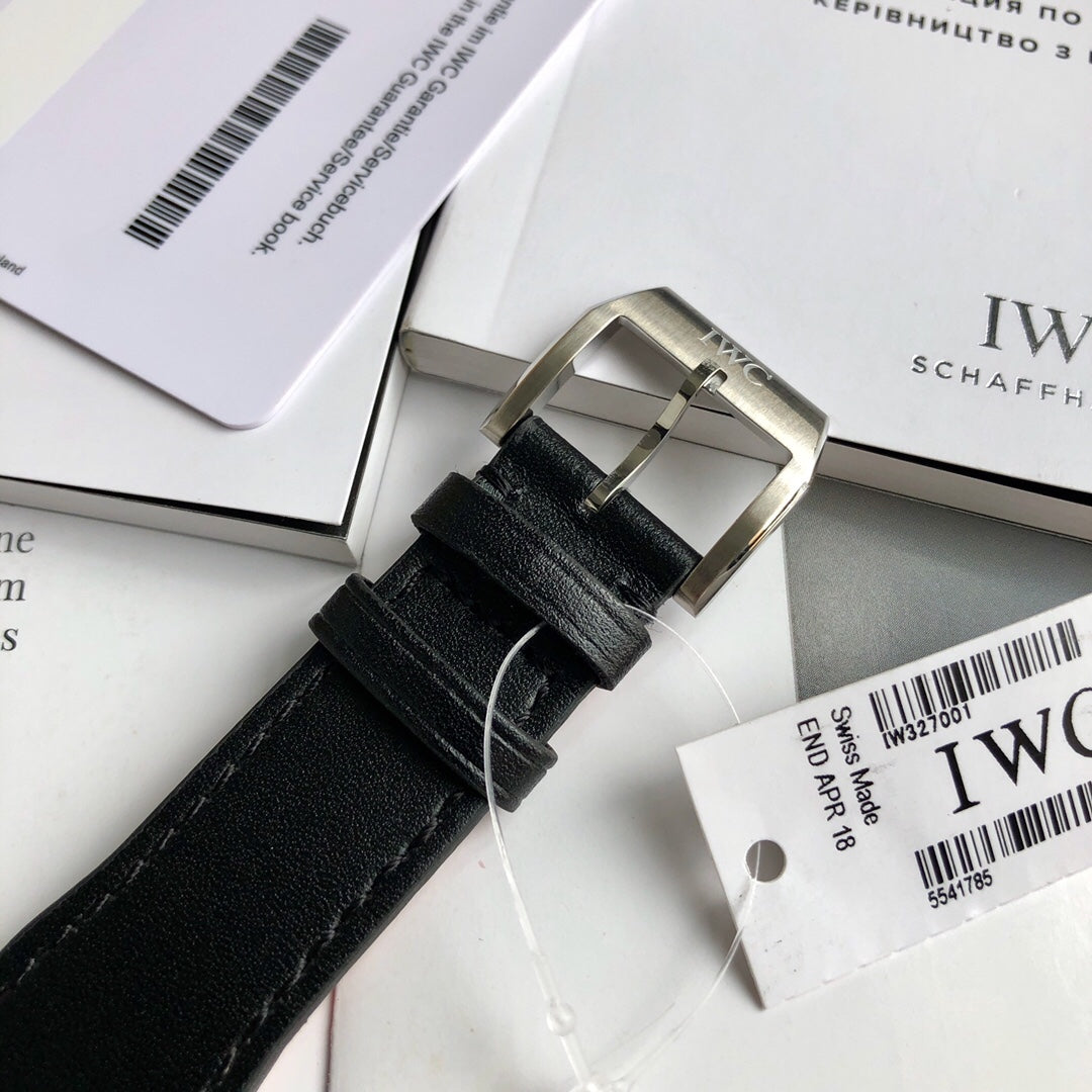 硬貨首發，市集獨家！ IW327001，316L精鋼材質，非凡工藝，讓小廠知難而退！萬國飛行員馬克十八傳承腕錶，採用原廠瑞士ETA王牌機芯w-300,40mm表徑，全數字刻度超強夜光，雙面防反光凸狀藍寶石玻璃鏡。獨家通路進口義大利SANTONI牛皮，一條牛皮成本相當於市場一般牛皮的幾倍，在許多細節的把控上都已達到業界頂級，且多項可為標桿，整表細節一絲不苟。 原廠W餘，一般人均可輕鬆駕馭，此款萬國飛行員腕錶視為萬國經典款型，任何場景著裝均適合佩戴，可謂百搭神器。全套包裝出貨