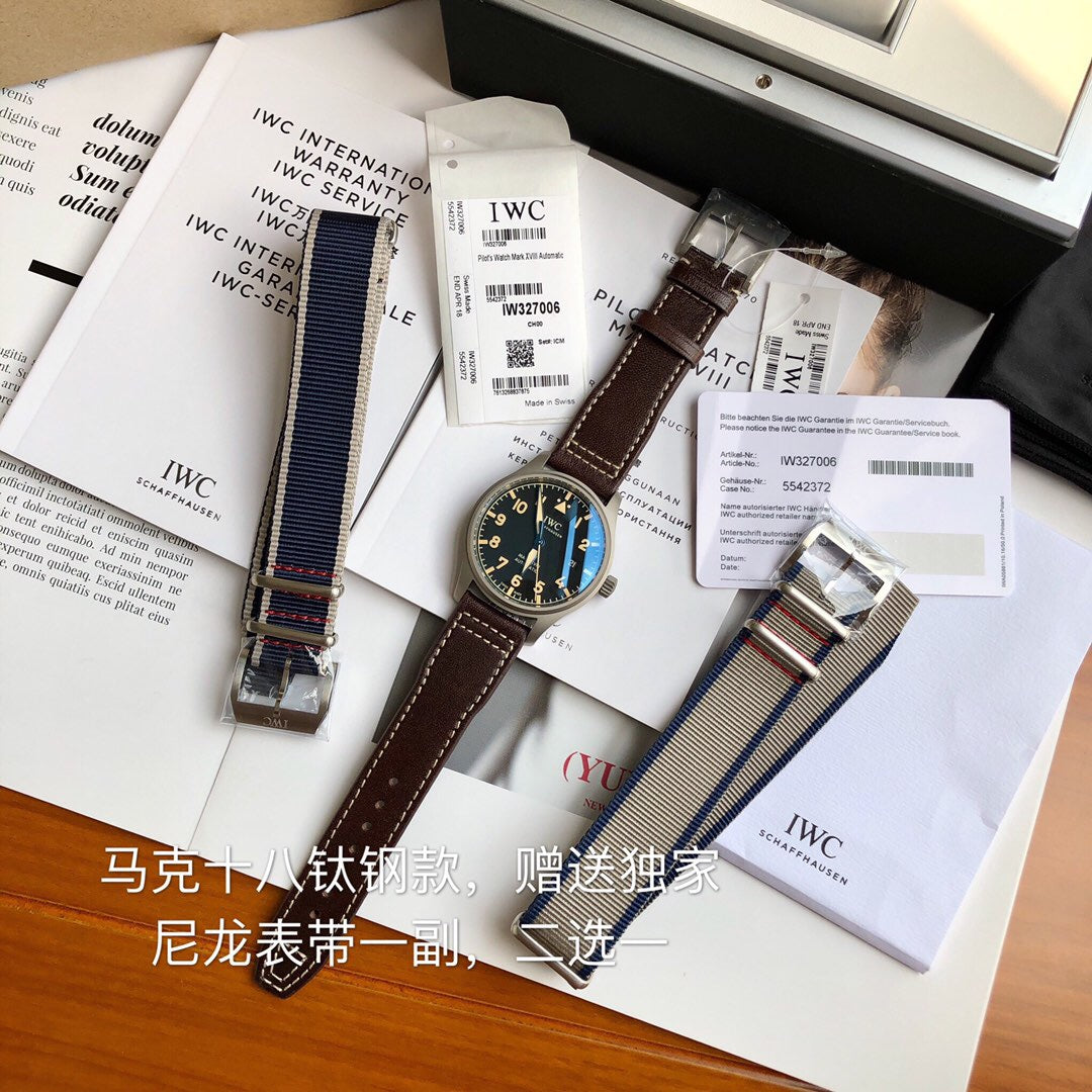 硬貨首發，市集獨家！ IW327006！錶殼錶帶皆是鈦金屬打造，超輕耐磨不沾指紋，非凡工藝，讓小廠知難而退！萬國飛行員馬克十八傳承腕錶，採用原廠瑞士ETA王牌機芯w-300,40mm表徑，全數字刻度超強夜光，雙面防反光凸狀藍寶石玻璃鏡。獨家通路進口義大利SANTONI牛皮，一條牛皮成本相當於市場一般牛皮的幾倍，在許多細節的把控上都已達到業界頂級，且多項可為標桿，整表細節一絲不苟。 原廠W餘，一般人均可輕鬆駕馭，此款萬國飛行員腕錶視為萬國經典款型，任何場景著裝均適合佩戴，可謂百搭神器。全套包裝出貨