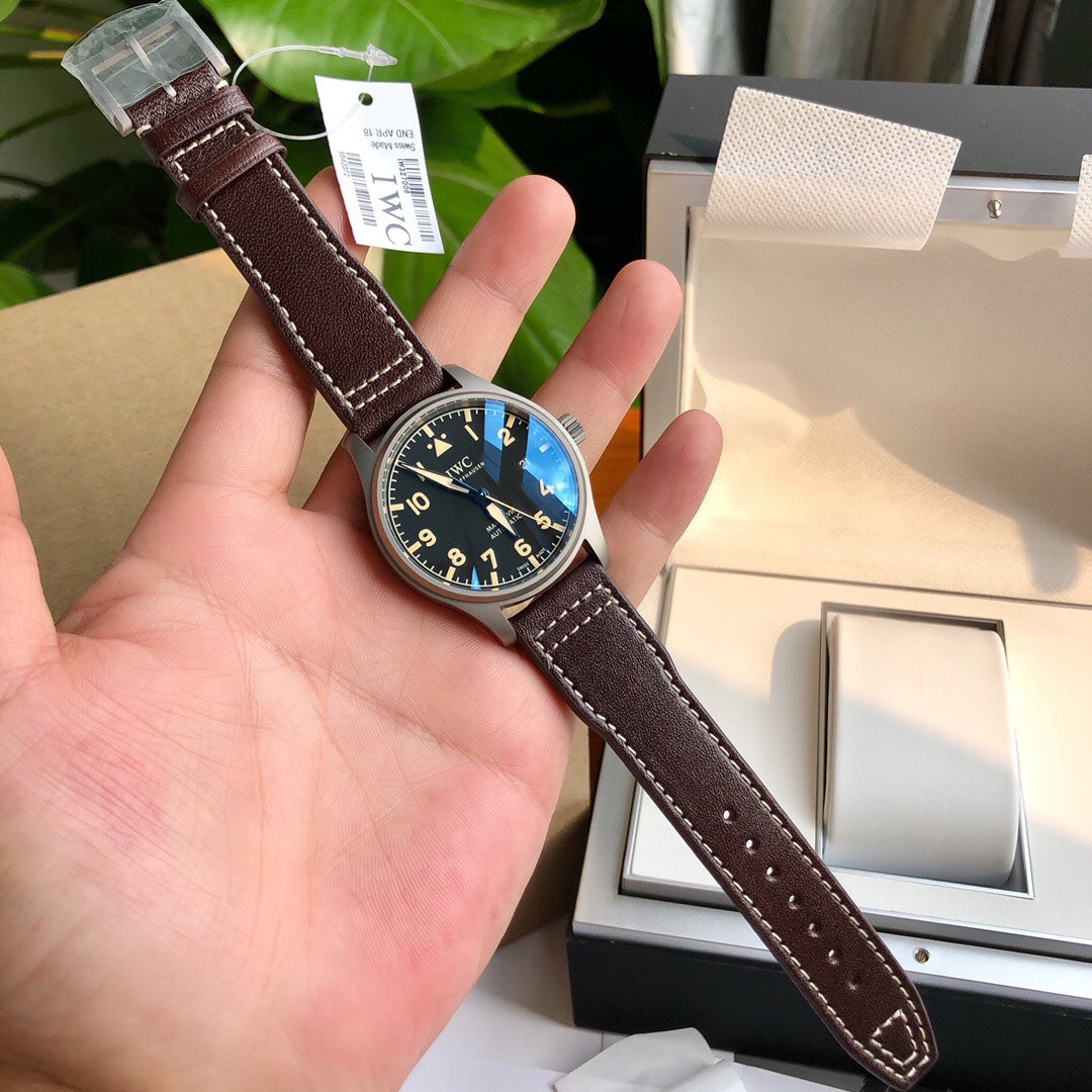 硬貨首發，市集獨家！ IW327006！錶殼錶帶皆是鈦金屬打造，超輕耐磨不沾指紋，非凡工藝，讓小廠知難而退！萬國飛行員馬克十八傳承腕錶，採用原廠瑞士ETA王牌機芯w-300,40mm表徑，全數字刻度超強夜光，雙面防反光凸狀藍寶石玻璃鏡。獨家通路進口義大利SANTONI牛皮，一條牛皮成本相當於市場一般牛皮的幾倍，在許多細節的把控上都已達到業界頂級，且多項可為標桿，整表細節一絲不苟。 原廠W餘，一般人均可輕鬆駕馭，此款萬國飛行員腕錶視為萬國經典款型，任何場景著裝均適合佩戴，可謂百搭神器。全套包裝出貨
