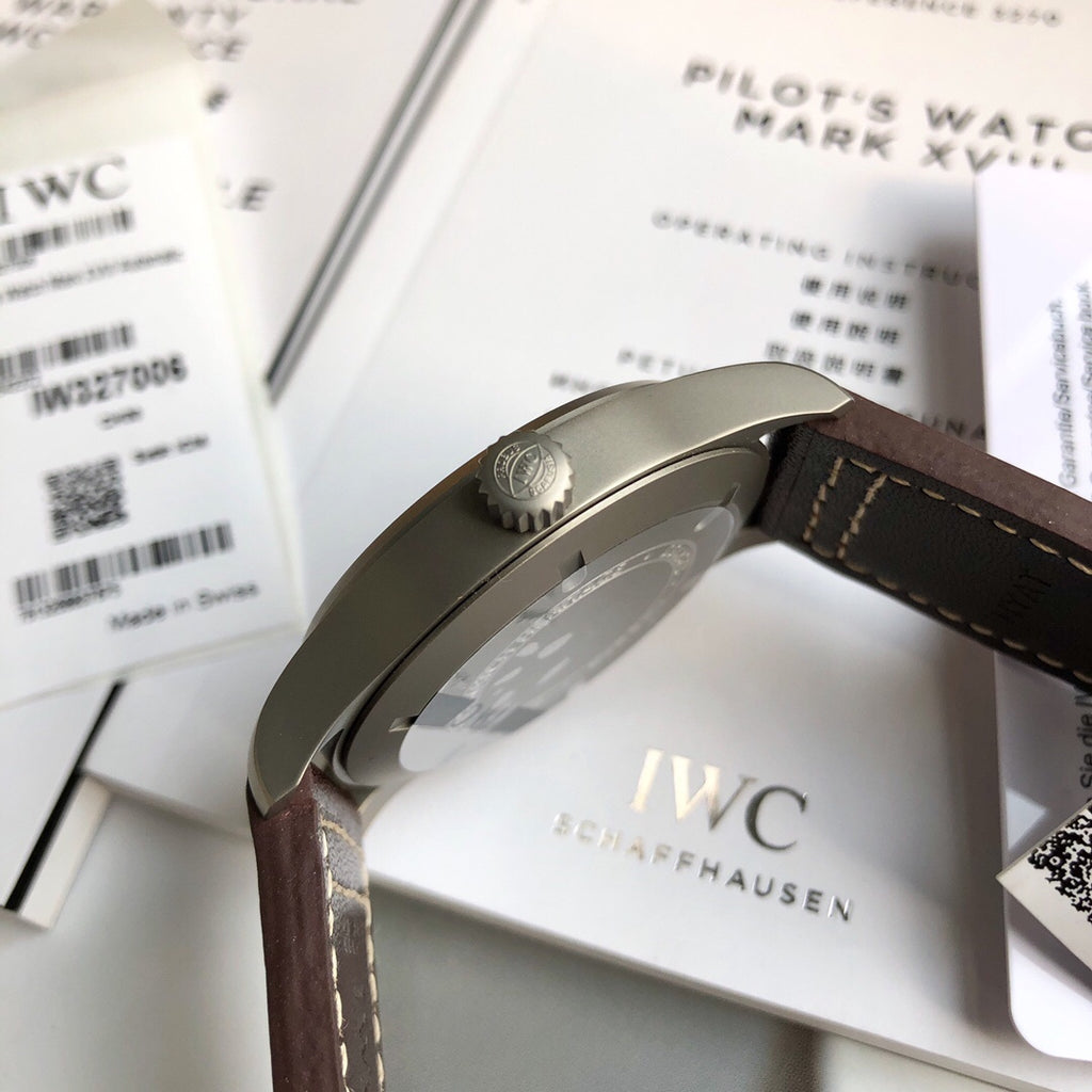 硬貨首發，市集獨家！ IW327006！錶殼錶帶皆是鈦金屬打造，超輕耐磨不沾指紋，非凡工藝，讓小廠知難而退！萬國飛行員馬克十八傳承腕錶，採用原廠瑞士ETA王牌機芯w-300,40mm表徑，全數字刻度超強夜光，雙面防反光凸狀藍寶石玻璃鏡。獨家通路進口義大利SANTONI牛皮，一條牛皮成本相當於市場一般牛皮的幾倍，在許多細節的把控上都已達到業界頂級，且多項可為標桿，整表細節一絲不苟。 原廠W餘，一般人均可輕鬆駕馭，此款萬國飛行員腕錶視為萬國經典款型，任何場景著裝均適合佩戴，可謂百搭神器。全套包裝出貨