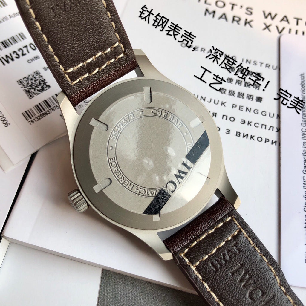 硬貨首發，市集獨家！ IW327006！錶殼錶帶皆是鈦金屬打造，超輕耐磨不沾指紋，非凡工藝，讓小廠知難而退！萬國飛行員馬克十八傳承腕錶，採用原廠瑞士ETA王牌機芯w-300,40mm表徑，全數字刻度超強夜光，雙面防反光凸狀藍寶石玻璃鏡。獨家通路進口義大利SANTONI牛皮，一條牛皮成本相當於市場一般牛皮的幾倍，在許多細節的把控上都已達到業界頂級，且多項可為標桿，整表細節一絲不苟。 原廠W餘，一般人均可輕鬆駕馭，此款萬國飛行員腕錶視為萬國經典款型，任何場景著裝均適合佩戴，可謂百搭神器。全套包裝出貨