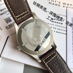 硬貨首發，市集獨家！ IW327006！錶殼錶帶皆是鈦金屬打造，超輕耐磨不沾指紋，非凡工藝，讓小廠知難而退！萬國飛行員馬克十八傳承腕錶，採用原廠瑞士ETA王牌機芯w-300,40mm表徑，全數字刻度超強夜光，雙面防反光凸狀藍寶石玻璃鏡。獨家通路進口義大利SANTONI牛皮，一條牛皮成本相當於市場一般牛皮的幾倍，在許多細節的把控上都已達到業界頂級，且多項可為標桿，整表細節一絲不苟。 原廠W餘，一般人均可輕鬆駕馭，此款萬國飛行員腕錶視為萬國經典款型，任何場景著裝均適合佩戴，可謂百搭神器。全套包裝出貨
