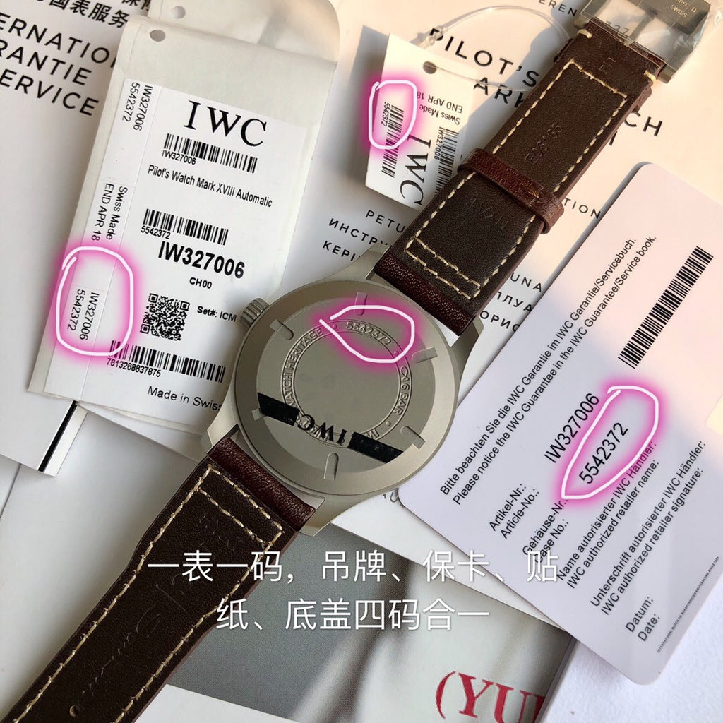硬貨首發，市集獨家！ IW327006！錶殼錶帶皆是鈦金屬打造，超輕耐磨不沾指紋，非凡工藝，讓小廠知難而退！萬國飛行員馬克十八傳承腕錶，採用原廠瑞士ETA王牌機芯w-300,40mm表徑，全數字刻度超強夜光，雙面防反光凸狀藍寶石玻璃鏡。獨家通路進口義大利SANTONI牛皮，一條牛皮成本相當於市場一般牛皮的幾倍，在許多細節的把控上都已達到業界頂級，且多項可為標桿，整表細節一絲不苟。 原廠W餘，一般人均可輕鬆駕馭，此款萬國飛行員腕錶視為萬國經典款型，任何場景著裝均適合佩戴，可謂百搭神器。全套包裝出貨