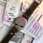 硬貨首發，市集獨家！ IW327006！錶殼錶帶皆是鈦金屬打造，超輕耐磨不沾指紋，非凡工藝，讓小廠知難而退！萬國飛行員馬克十八傳承腕錶，採用原廠瑞士ETA王牌機芯w-300,40mm表徑，全數字刻度超強夜光，雙面防反光凸狀藍寶石玻璃鏡。獨家通路進口義大利SANTONI牛皮，一條牛皮成本相當於市場一般牛皮的幾倍，在許多細節的把控上都已達到業界頂級，且多項可為標桿，整表細節一絲不苟。 原廠W餘，一般人均可輕鬆駕馭，此款萬國飛行員腕錶視為萬國經典款型，任何場景著裝均適合佩戴，可謂百搭神器。全套包裝出貨