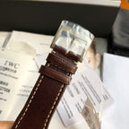硬貨首發，市集獨家！ IW327006！錶殼錶帶皆是鈦金屬打造，超輕耐磨不沾指紋，非凡工藝，讓小廠知難而退！萬國飛行員馬克十八傳承腕錶，採用原廠瑞士ETA王牌機芯w-300,40mm表徑，全數字刻度超強夜光，雙面防反光凸狀藍寶石玻璃鏡。獨家通路進口義大利SANTONI牛皮，一條牛皮成本相當於市場一般牛皮的幾倍，在許多細節的把控上都已達到業界頂級，且多項可為標桿，整表細節一絲不苟。 原廠W餘，一般人均可輕鬆駕馭，此款萬國飛行員腕錶視為萬國經典款型，任何場景著裝均適合佩戴，可謂百搭神器。全套包裝出貨