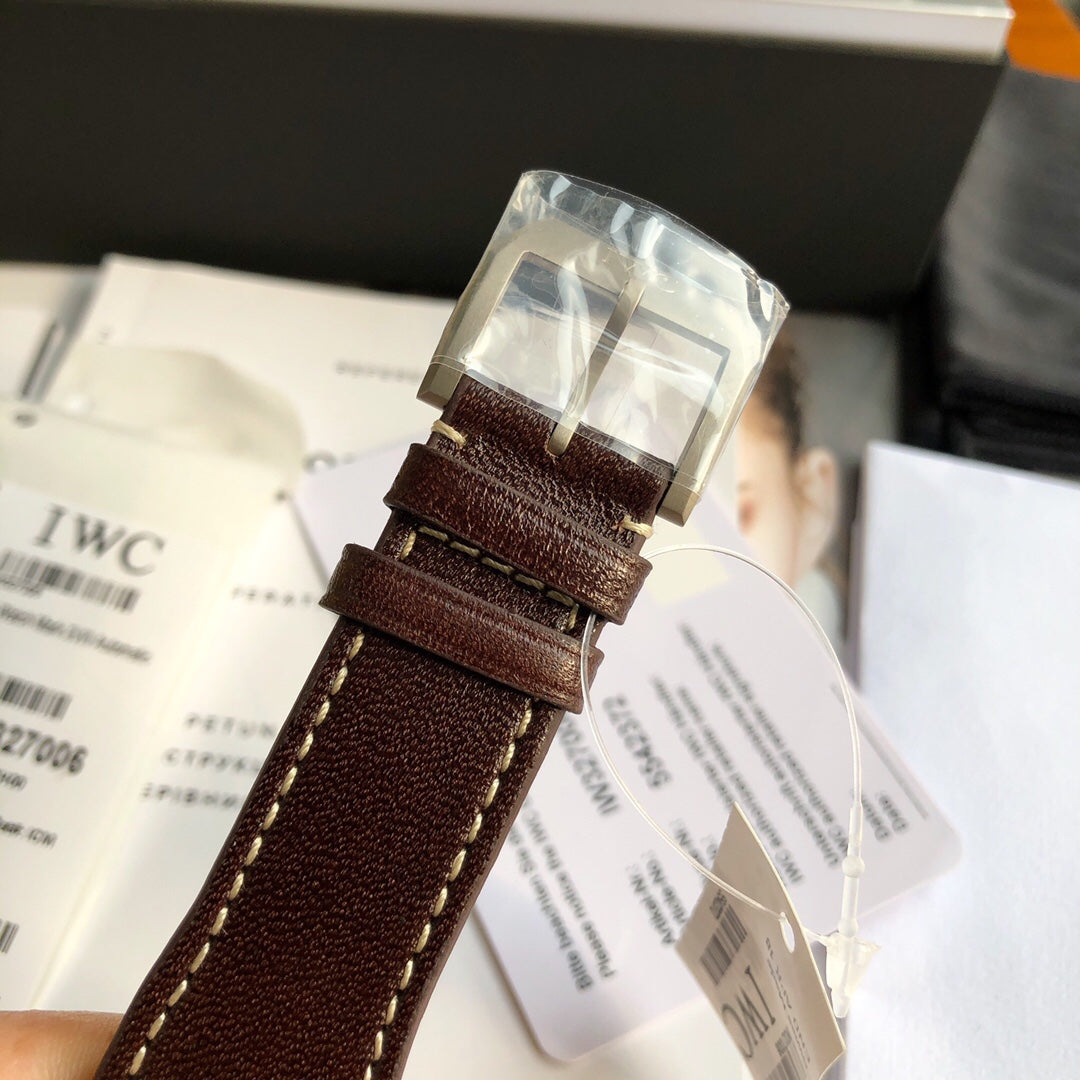 硬貨首發，市集獨家！ IW327006！錶殼錶帶皆是鈦金屬打造，超輕耐磨不沾指紋，非凡工藝，讓小廠知難而退！萬國飛行員馬克十八傳承腕錶，採用原廠瑞士ETA王牌機芯w-300,40mm表徑，全數字刻度超強夜光，雙面防反光凸狀藍寶石玻璃鏡。獨家通路進口義大利SANTONI牛皮，一條牛皮成本相當於市場一般牛皮的幾倍，在許多細節的把控上都已達到業界頂級，且多項可為標桿，整表細節一絲不苟。 原廠W餘，一般人均可輕鬆駕馭，此款萬國飛行員腕錶視為萬國經典款型，任何場景著裝均適合佩戴，可謂百搭神器。全套包裝出貨