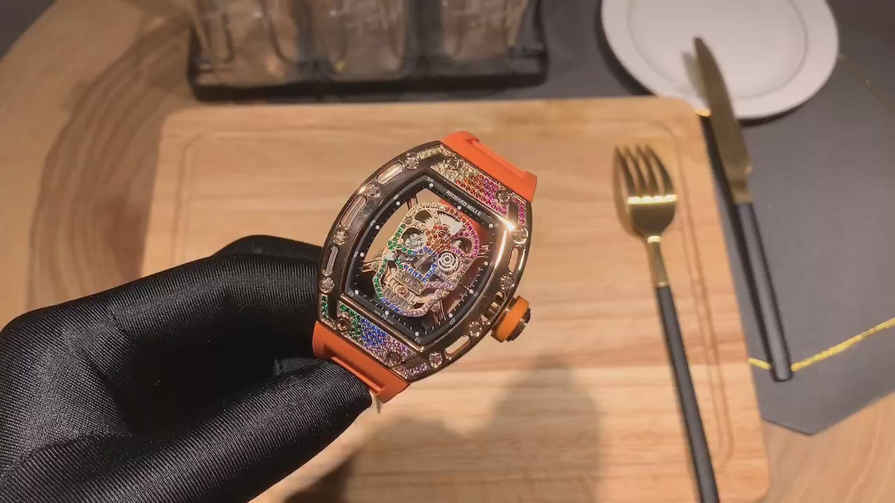 🇧🇧理查徳米勒Richard Mille RM-052彩鑽滿天星系列最新鬼頭彩鑽升級版顱骨系列鑲滿彩鑽殼身搭載原裝進口機械機芯更突顯了這塊腕錶的運動風格透過防眩光鑫的錶鏡可見到懸浮式鏤空機芯其大膽個性的顱骨設計腕錶奪目成功捕獲一眾表愛好者的鍾心骷髏感