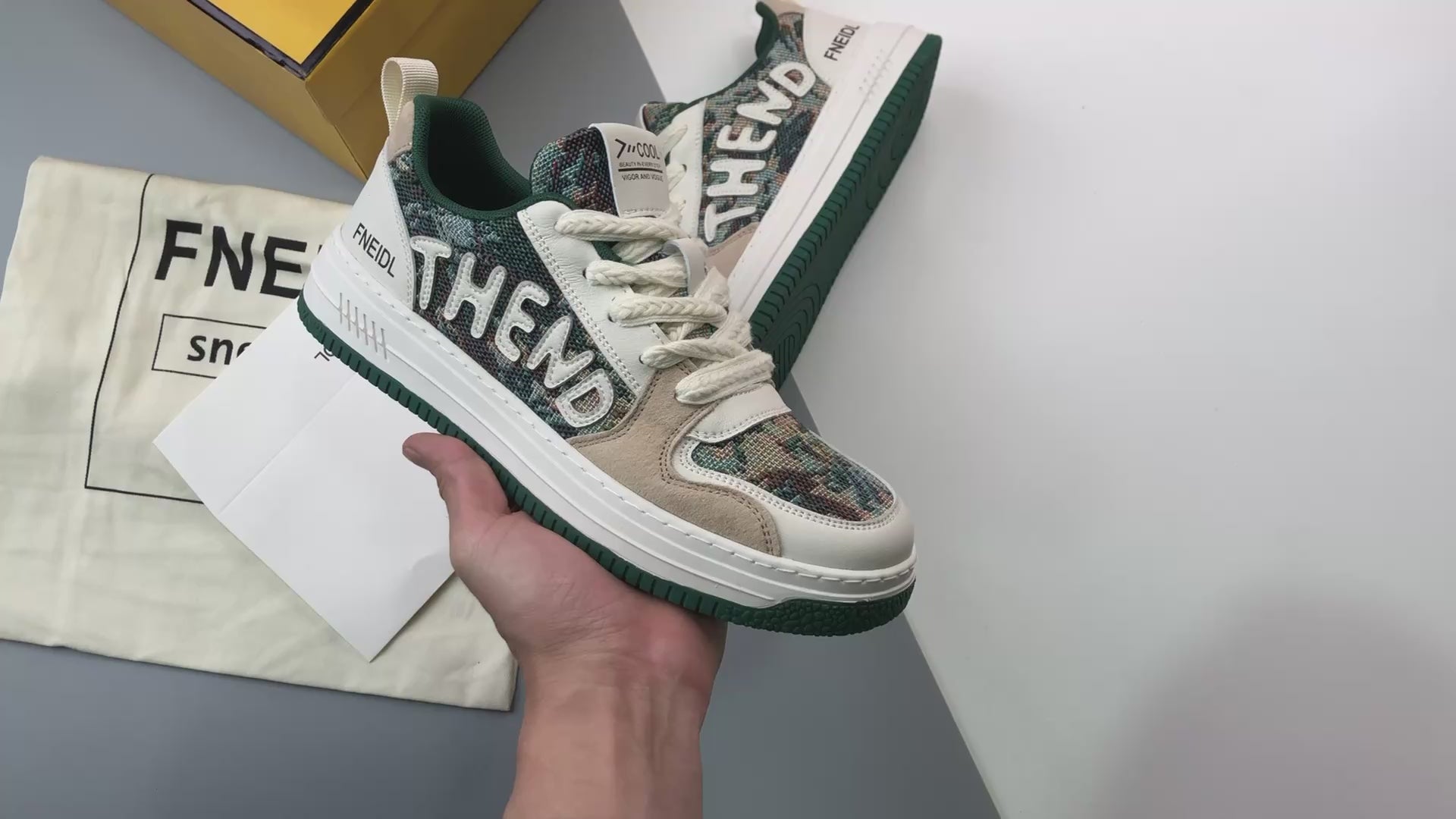 Fendi 芬迪潮流時尚低筒休閒板鞋系列23ss春季新款通路原廠訂單全新工藝升級#廣東品質原廠明星同款全套專櫃包裝物及配件釆用精選舒適面料鞋面走線工整清晰質感高端時尚簡約大氣防滑舒適鞋底採用固特異內外鎖死工藝原版大底輕盈耐磨！純手工製作，細節決定品質！ Size：39 40 41 42 43 44（運動碼）