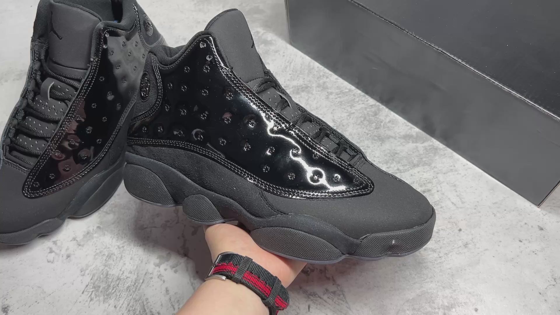 純原等級Air Jordan 13 “Cap and Gown” 黑貓漆皮喬13 高階復刻籃球鞋。鞋面運用了類似豹皮斑點的花紋，十分獨特且兼具美感，鞋身上加入了一個激光三維技術製成的仿豹眼“飛人”全息Logo，從不同角度看會散發出不同的光澤和顏色，中底採用的前後掌分離Zoom Airp配合中部碳纖維板，也擁有強大的實戰性能，而外底則是強神的認知尺寸，也擁有強大的實戰模型，而外底則是了更大膽的認知概念，而人類也強健的認知概念，而外底則是更強壯的認知尺寸。 官方貨號414571-012
