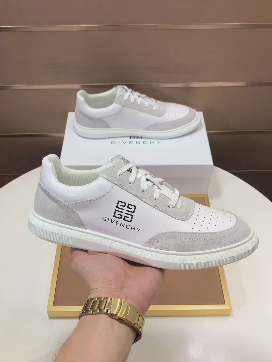 工廠💰【GIVENCHY.紀梵希】專櫃同步發售🔝鞋麵：意大利🇮🇹進口品牌印花布匹🌫 盡顯奢華，透氣網佈內裡加上雙層組合，腳感舒適，鞋底：原廠特供橡膠發泡大底，輕便，舒適，隨意進出專櫃數385